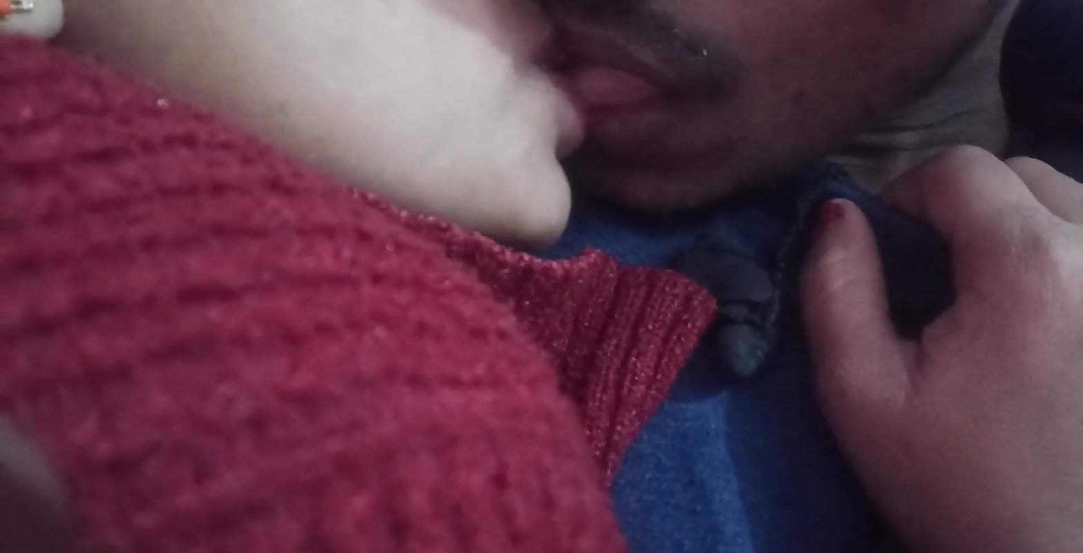 Bhabhi kiss devar ne bhabhi ka lips kiss kiya.