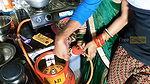 Kitchen me gas cylinder de ne k bahane bhabi k sath sexs.