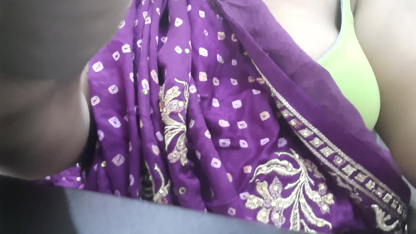 desi Indian horny girl does seducing saree stripping for her boyfriend on webcam….