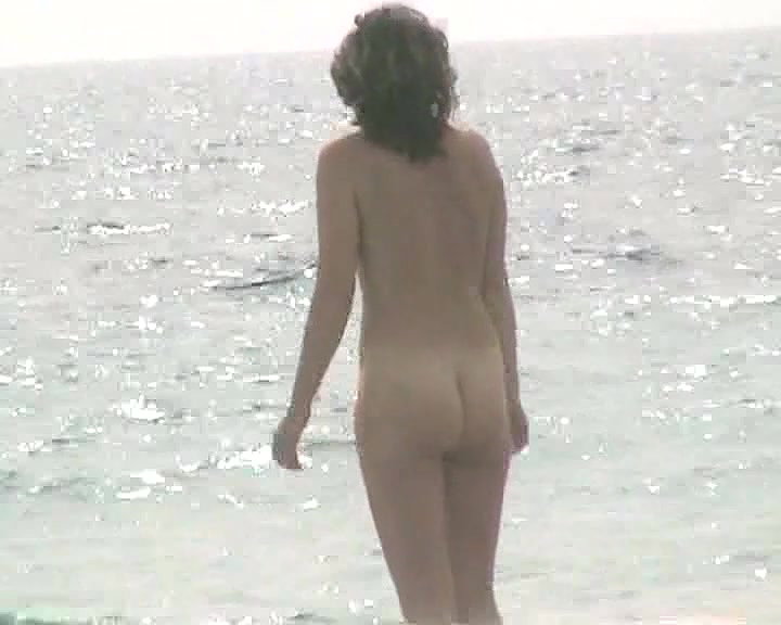 Well muscled Latino lover fucks pretty babe039_s pussy and ass on the small tropical beach_efd0951d