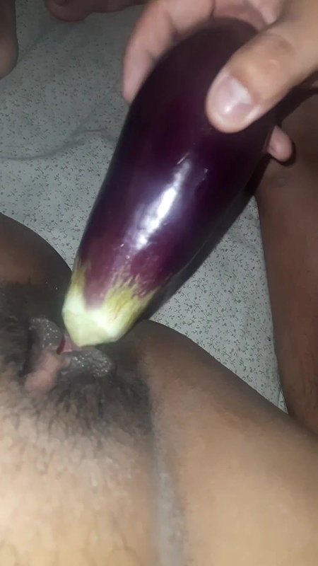 Rosni is fingering & inserting Brinjal in her hot pussy.