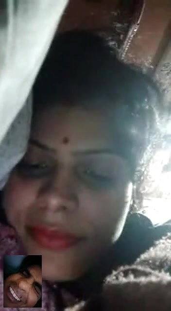 Sexy Look Desi Bhabhi Showing Her Boob and Pussy on Vc