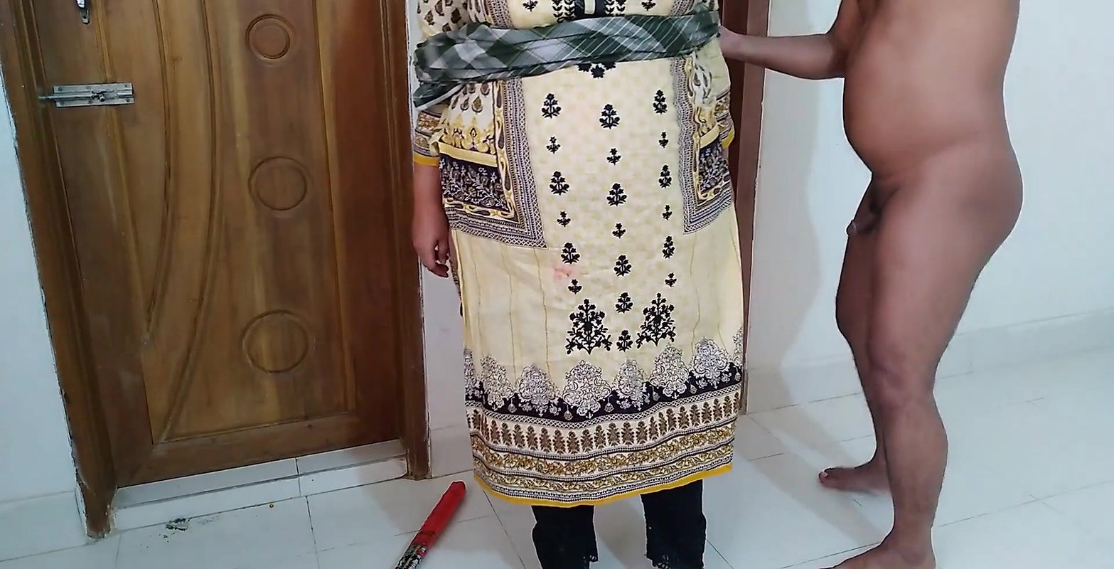 (Desi Priya Aunty ko Jabardast Choda) Tamil Dairty BBW priya Aunty Fucked By Her Devar while sweeping Room – Hindi Audio