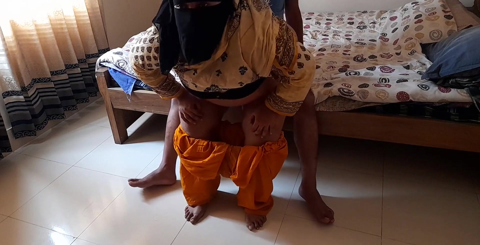 Hot Priya Aunty kam wali ke sath kya Kand – Priya aunty fucked a guy while he was masturbating (Indian sex)