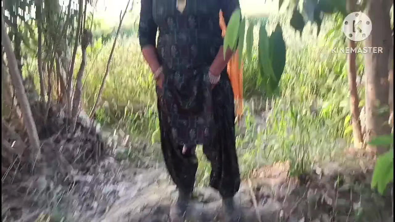 Jungle me mangal. Khet se chara katne aati bhabhi ko doggy style me chod diya
