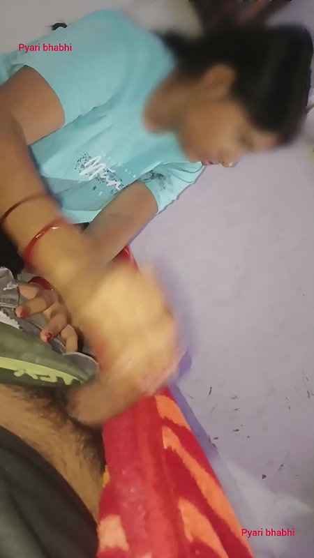 My girlfriend’s mom came when my girlfriend was doing a handjob, then when my land was getting watered, her mom came to Hindi handjob