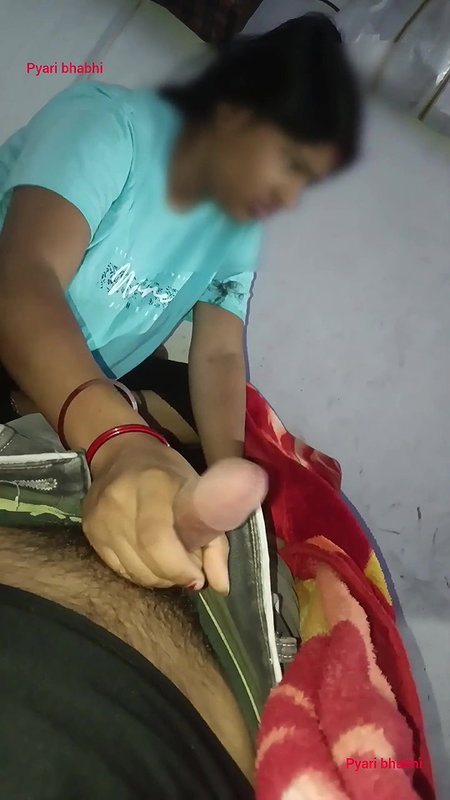 My girlfriend’s mom came when my girlfriend was doing a handjob, then when my land was getting watered, her mom came to Hindi handjob