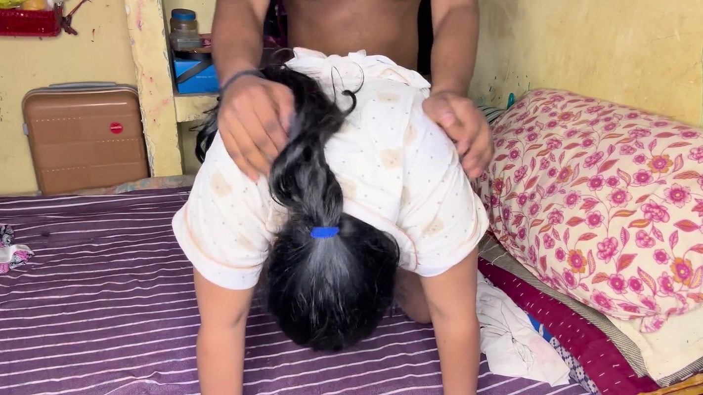 Padosi Ne Padosan ko masturbation Karte pada Phir Padosi Ne Padosan ko Puri Raat dabakar Choda