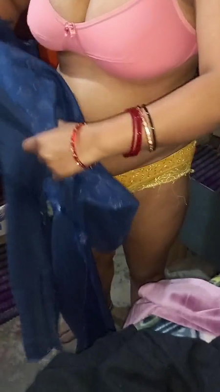 Panjabi Bhabhi Having Change Her Dress