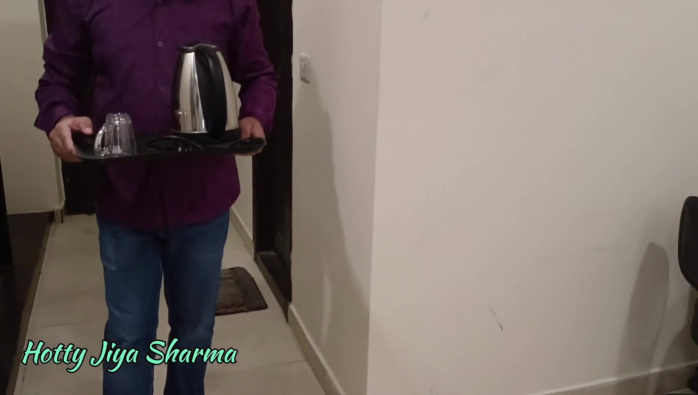 Room service guy had sex after seeing girl alone in hotel Hindi audio