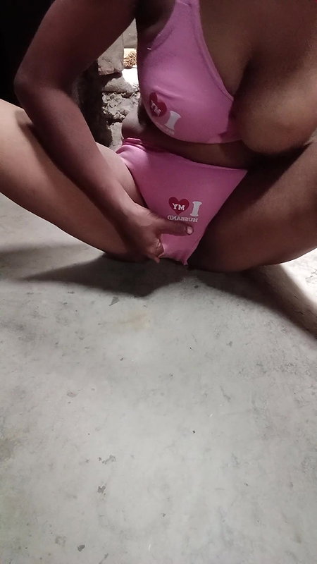 Village bhabhi sex ka anand leti hai spoon se bhabhi ke bade bade dhoodh aur badi gaad