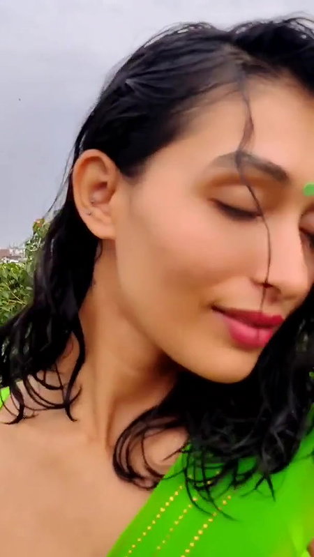 DESI UNKNOWN BABE UFF YA QAYAMAT HAI IN BRA SAREE