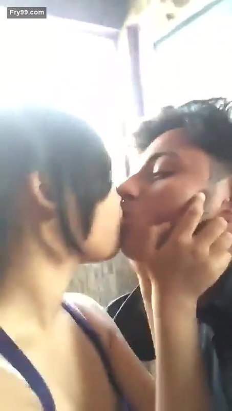 Langoor ke hath hoor,smooching
