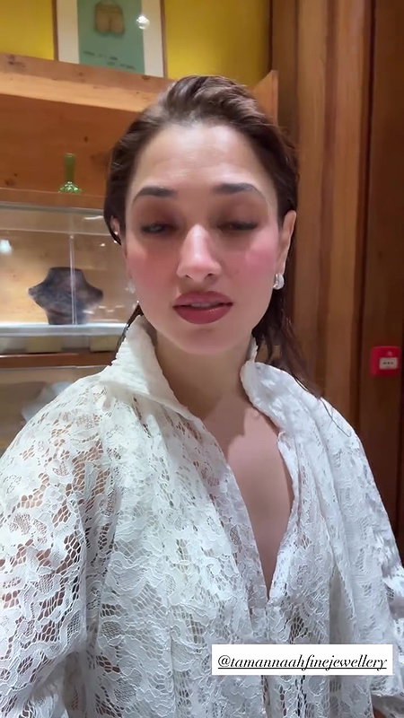 MILKY BEAUTY TAMMANAH WIDE OPEN CLEAVAGE TEASE 2