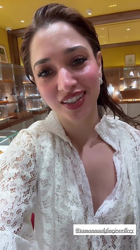 MILKY BEAUTY TAMMANAH WIDE OPEN CLEAVAGE TEASE 2