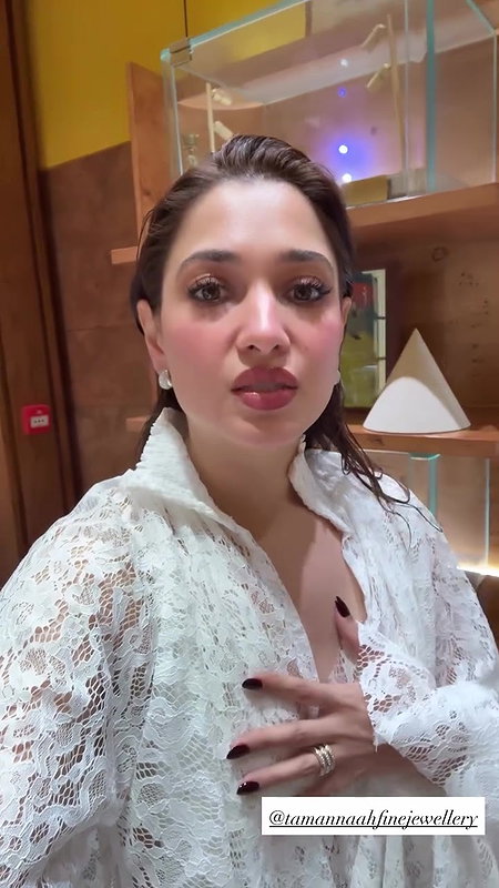 MILKY BEAUTY TAMMANAH WIDE OPEN CLEAVAGE TEASE 2