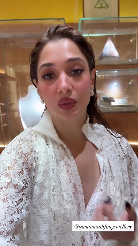 MILKY BEAUTY TAMMANAH WIDE OPEN CLEAVAGE TEASE 2