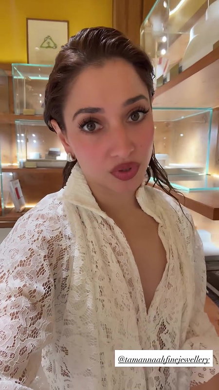 MILKY BEAUTY TAMMANAH WIDE OPEN CLEAVAGE TEASE 2