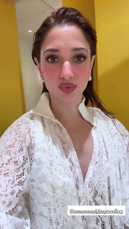 MILKY BEAUTY TAMMANAH WIDE OPEN CLEAVAGE TEASE 2
