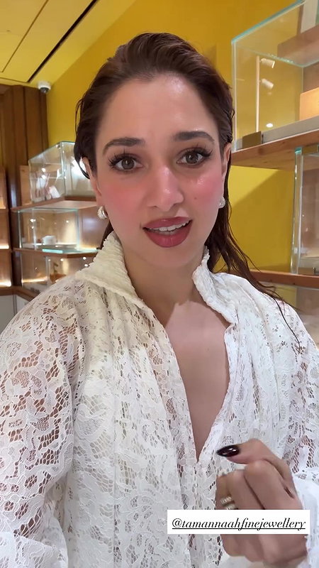 MILKY BEAUTY TAMMANAH WIDE OPEN CLEAVAGE TEASE 2