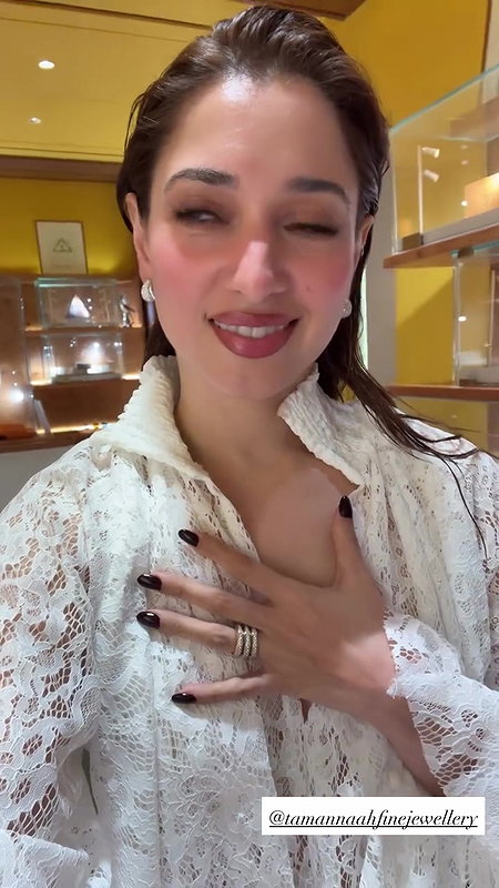 MILKY BEAUTY TAMMANAH WIDE OPEN CLEAVAGE TEASE 2