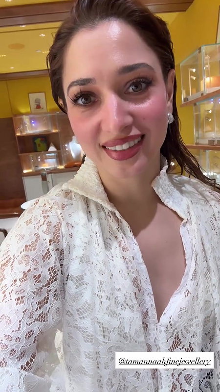 MILKY BEAUTY TAMMANAH WIDE OPEN CLEAVAGE TEASE 2