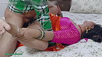 Desi bhabhi kitchen meBartan Dho rahi thi tabhi devar ne piche se bhabhi ki le li
