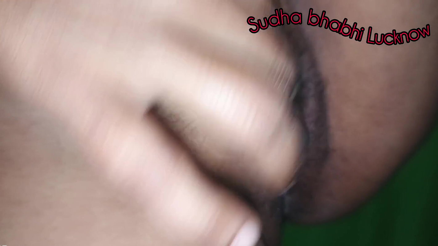 Lucknow’s Sudha Bhabhi did her own oil massage on her own. Seeing Sudha Bhabhi’s youth, people’s hearts went crazy