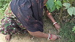 Indian bhabhi Jungle saaf karte hue chudai ki