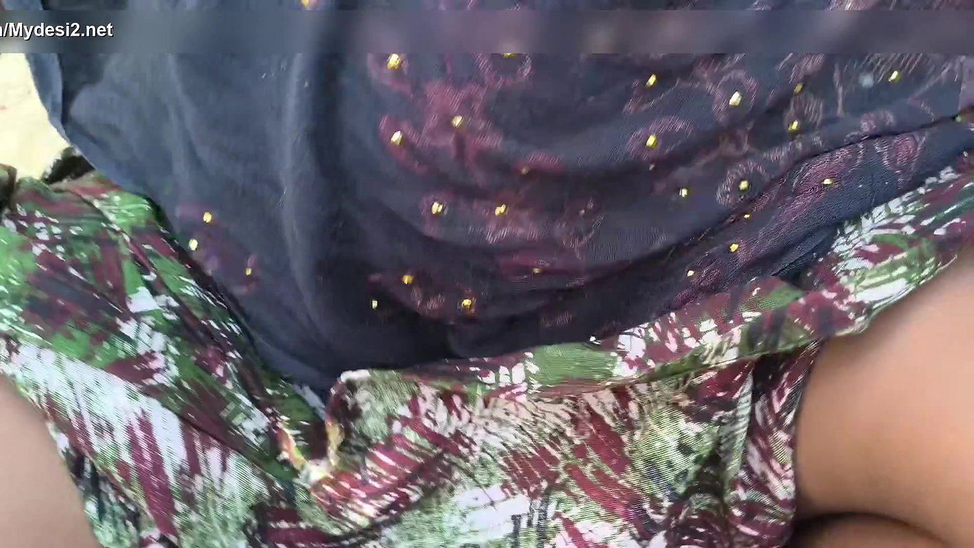 Indian bhabhi Jungle saaf karte hue chudai ki