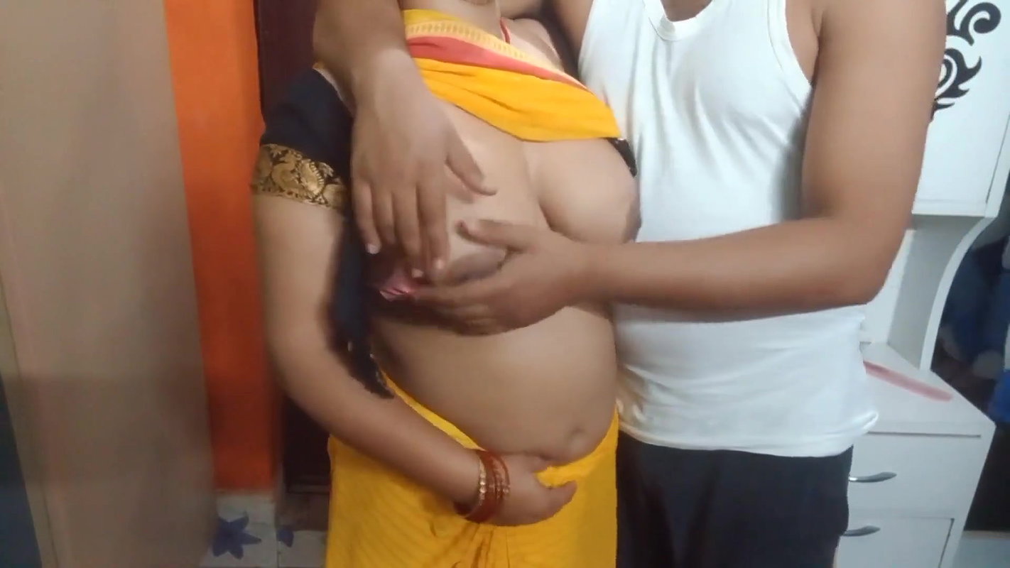 Indian Cute Bhabhi Having Romance