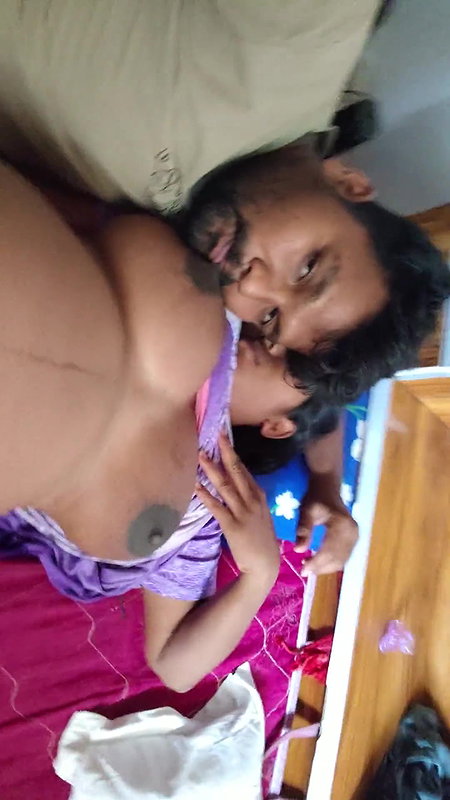 Pregnancy mein bhabhi ki boobs mein bahot khujli ho rahi thi unke pati ne boobs chatkar unki khujli mitai – desi dehati bhabhi boobs suking